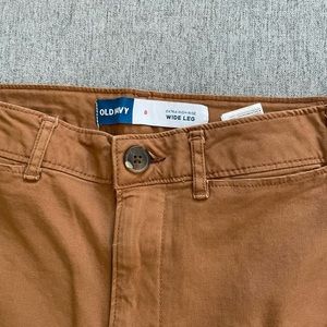 Old navy jeans, never worn. Tags still on. Size 8 wide legged. Super cute!